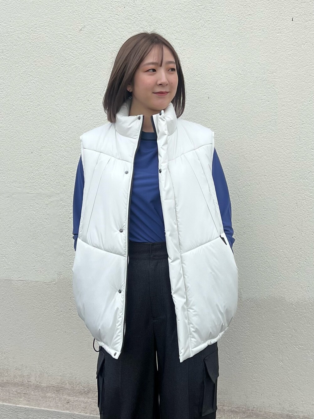 「ダウンベスト、カーゴパンツ」｜「CITY TOKYOのウールライクパラシュートカーゴパンツ（カーゴパンツ、グレー系）」を使った、福田優花さん（レディース・163cm）の秋コーディネートの5枚目の写真