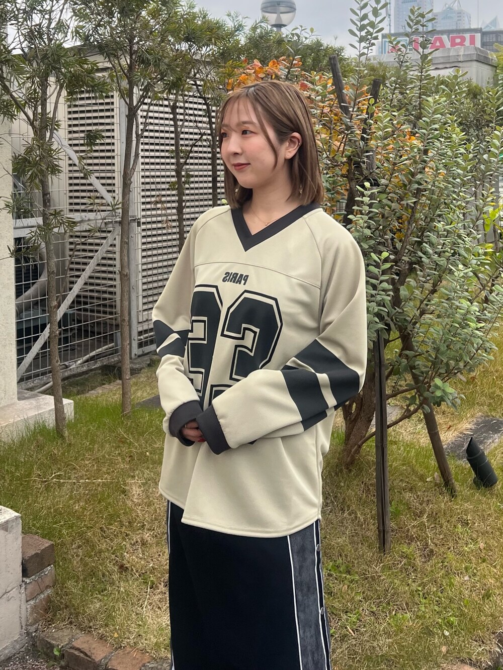 「ナンバリング、ラインスカート、ロングスカート」｜「CITY TOKYOのナンバープリントロンTEE（Tシャツ/カットソー、ベージュ系）」を使った、福田優花さん（レディース・163cm）の冬コーディネートの6枚目の写真