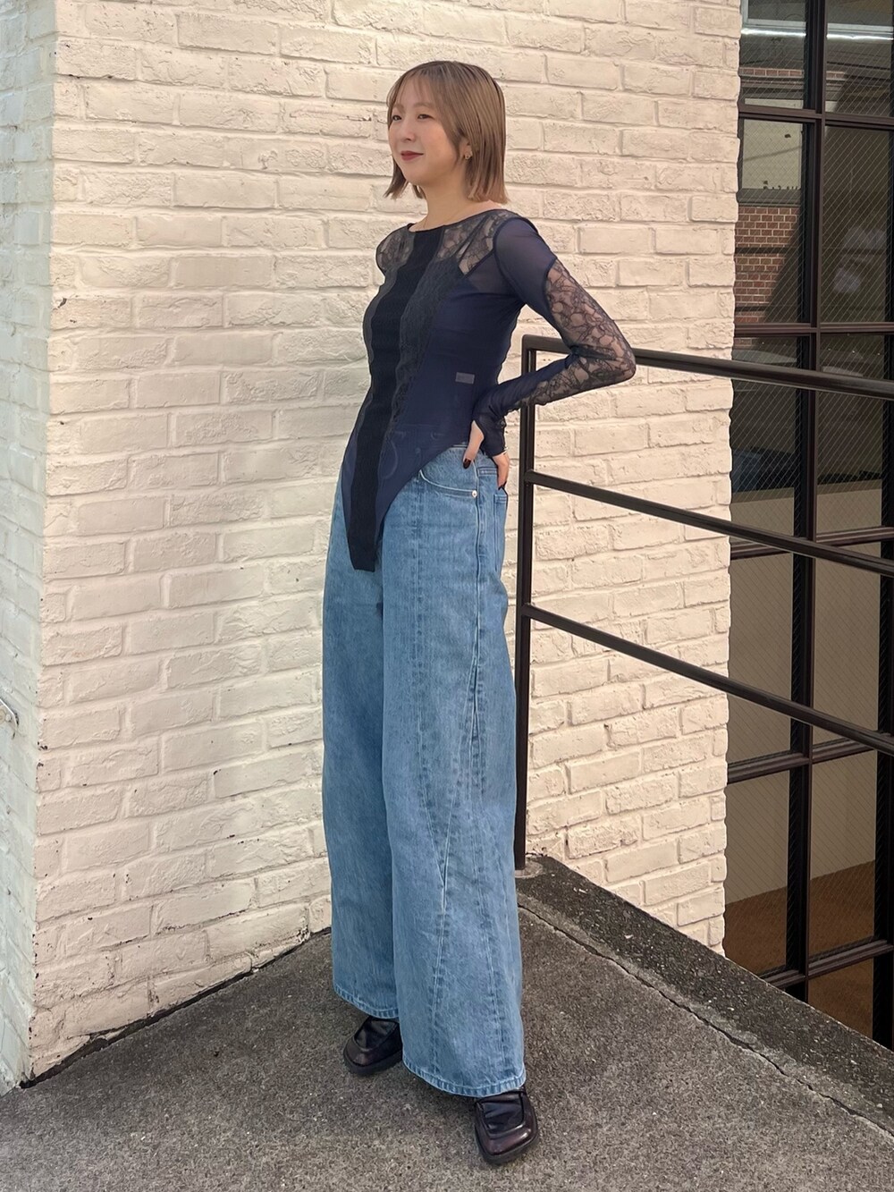 「PUBLIC TOKYOのレースボディスーツ（Tシャツ/カットソー、ブルー系）」を使った、福田優花さん（レディース・163cm）の秋コーディネートの2枚目の写真