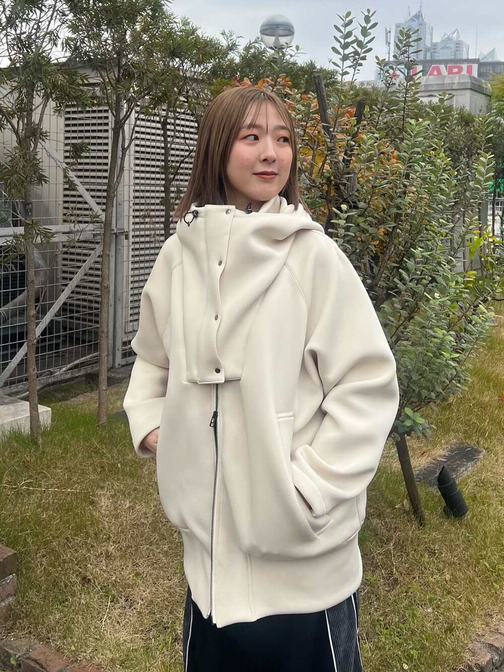 「ブルゾン、ロングスカート」｜「CITY TOKYOのダンボールフーディーブルゾン（ブルゾン、ホワイト系）」を使った、福田優花さん（レディース・163cm）の冬コーディネートの5枚目の写真