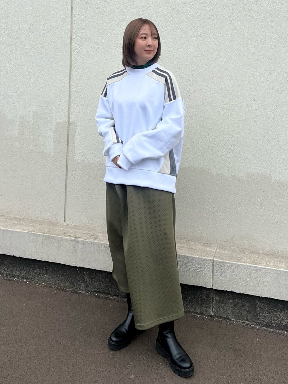 「ファッションを楽しもう、スウェット、フレアスカート」｜「CITY TOKYOのアクティブラインスウェットトップス（スウェット、ホワイト系）」を使った、福田優花さん（レディース・163cm）の秋コーディネートの2枚目の写真