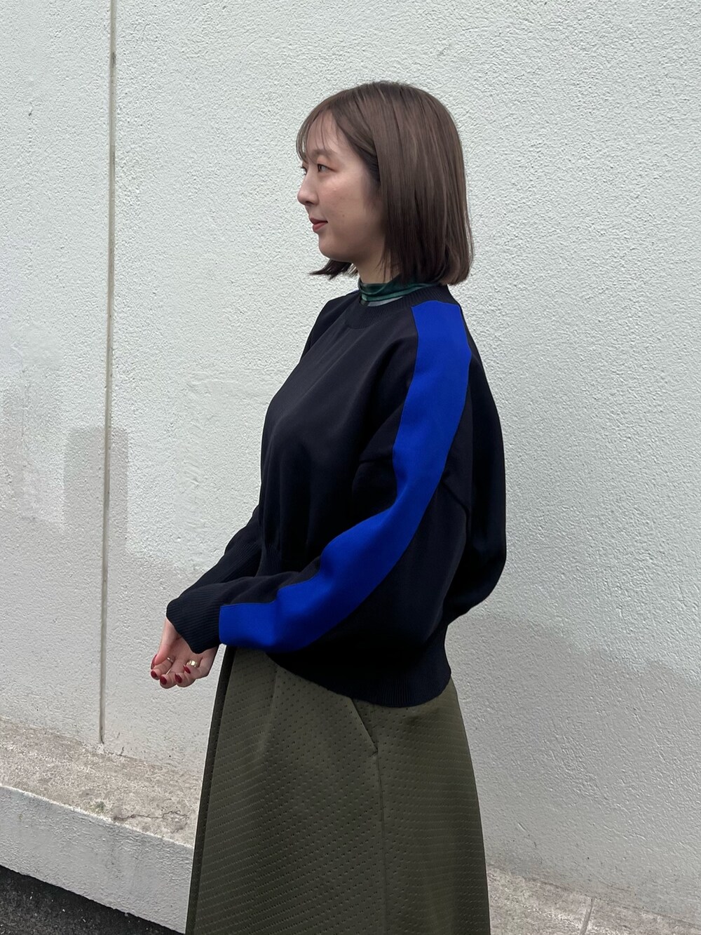 「ニット、スカート」｜「CITY TOKYOのパリランドスケープシアートップス（Tシャツ/カットソー、グリーン系）」を使った、福田優花さん（レディース・163cm）の冬コーディネートの6枚目の写真