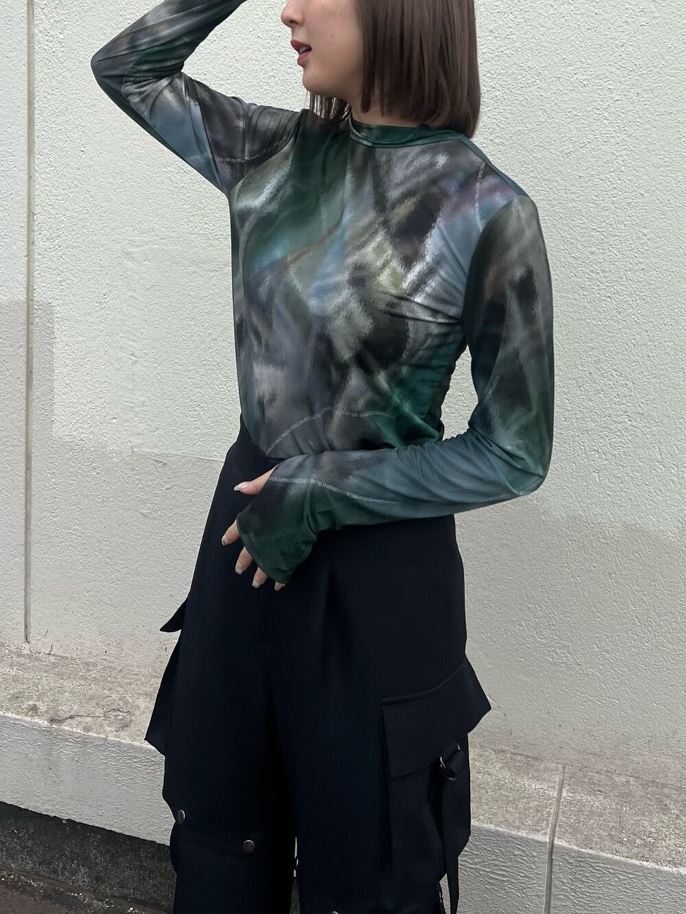 「パンツスタイル」｜「CITY TOKYOのパリランドスケープシアートップス（Tシャツ/カットソー、グリーン系）」を使った、福田優花さん（レディース・163cm）の冬コーディネートの4枚目の写真