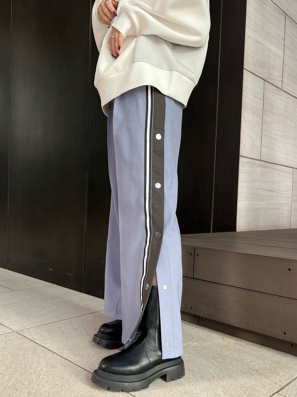 「スウェット、スポーツミックス、パーカー、フーディー、スラックス、ラインパンツ、カラーパンツ」｜「CITY TOKYOのバイカラーダンボールフーディースウェット（パーカー、ホワイト系）」を使った、福田優花さん（レディース・163cm）の秋コーディネートの5枚目の写真