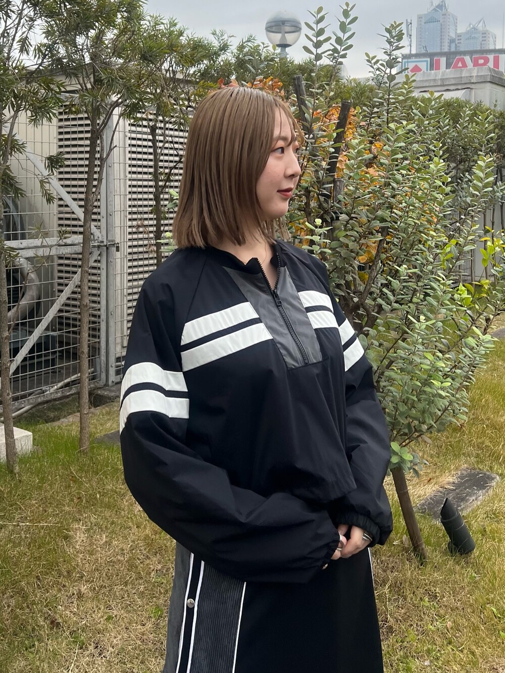 「クロップドトップス、ロングスカート、ロングブーツ」｜「CITY TOKYOのハーフジップショートピステ（Tシャツ/カットソー、ブラック系）」を使った、福田優花さん（レディース・163cm）の冬コーディネートの4枚目の写真