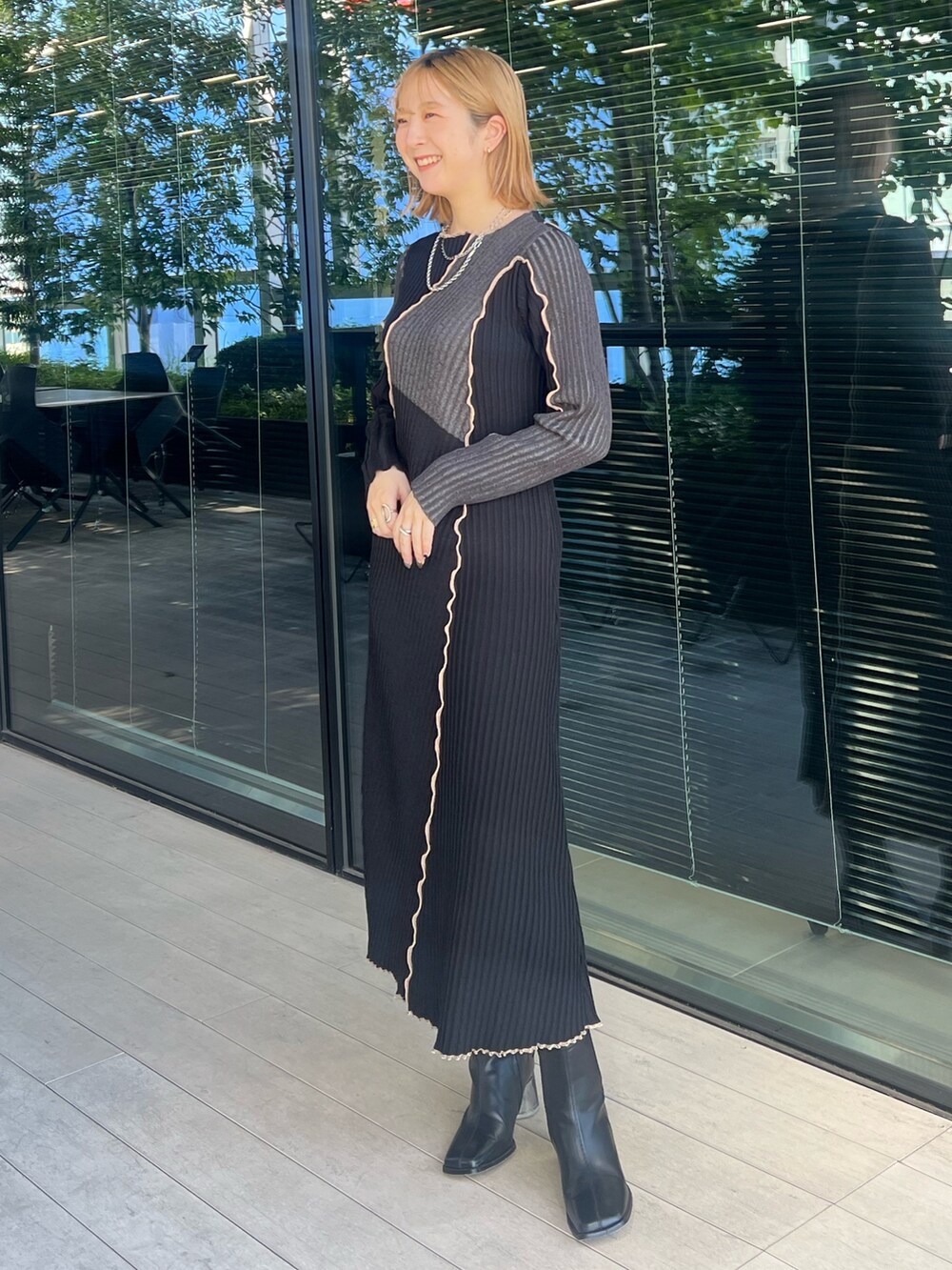 その他のダウンベスト、ブラック系のワンピースを着用したレディースの秋コーディネートの5枚目の写真