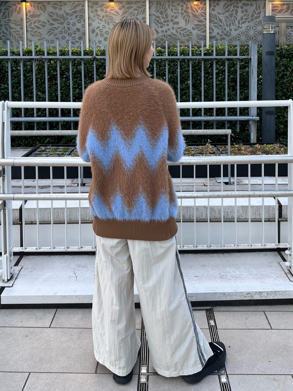「モヘアニット、カーディガン、ニットカーディガン、ラインパンツ、ワイドパンツ」｜「CITY TOKYOのサイドラインシャカシャカワイドパンツ（その他パンツ、ベージュ系）」を使った、福田優花さん（レディース・163cm）の秋コーディネートの3枚目の写真
