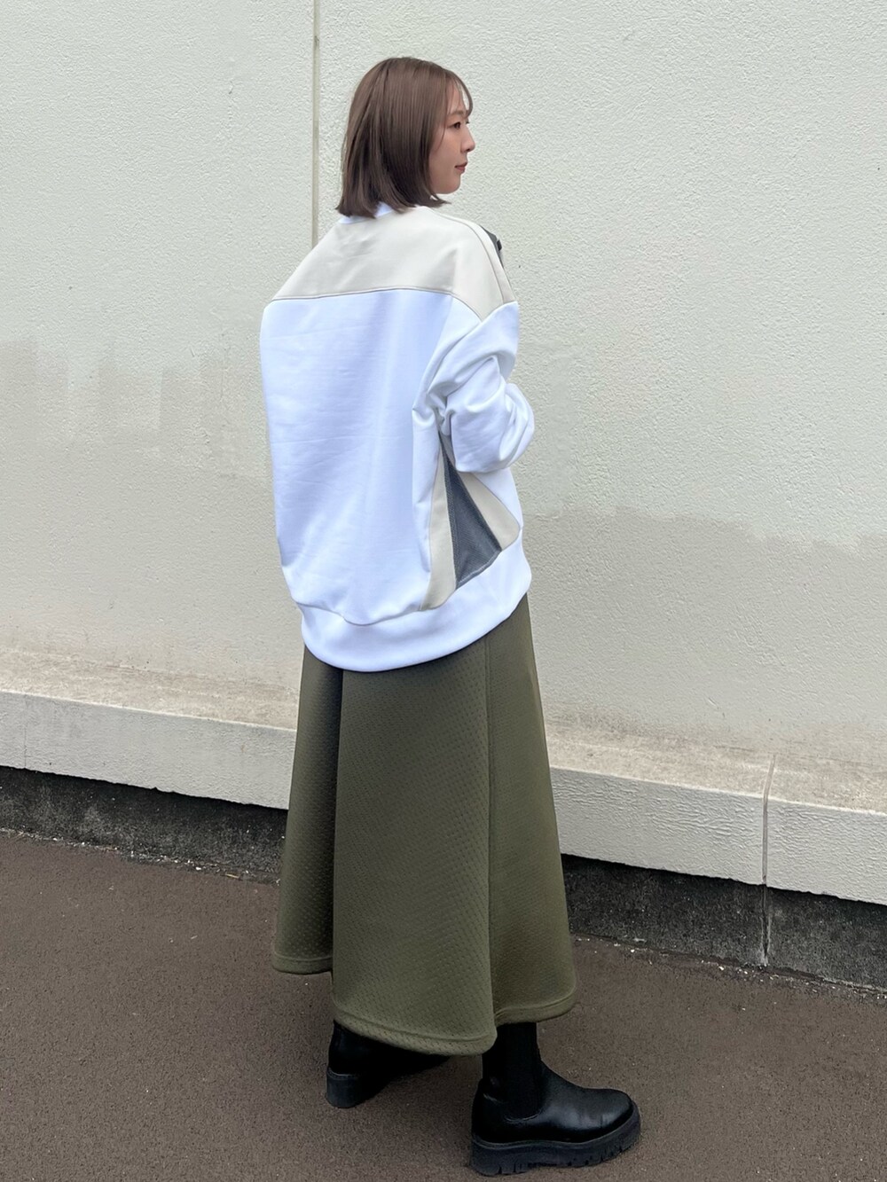 「ファッションを楽しもう、スウェット、フレアスカート」｜「CITY TOKYOのアクティブラインスウェットトップス（スウェット、ホワイト系）」を使った、福田優花さん（レディース・163cm）の秋コーディネートの3枚目の写真