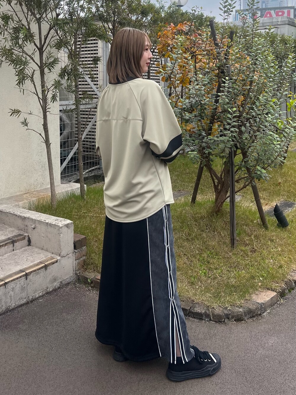 「ナンバリング、ラインスカート、ロングスカート」｜「CITY TOKYOのナンバープリントロンTEE（Tシャツ/カットソー、ベージュ系）」を使った、福田優花さん（レディース・163cm）の冬コーディネートの4枚目の写真