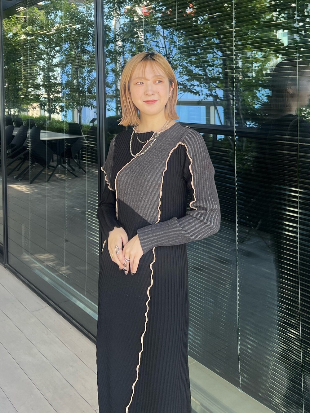 その他のダウンベスト、ブラック系のワンピースを着用したレディースの秋コーディネートの7枚目の写真