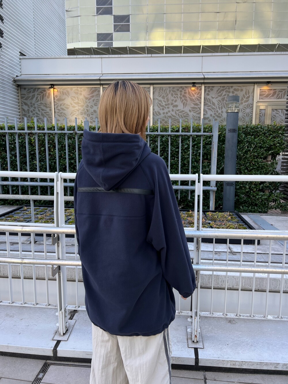 「パンツスタイル、パーカー、フリース」｜「CITY TOKYOのハーフジップフリースオーバーパーカー（パーカー、ブルー系）」を使った、福田優花さん（レディース・163cm）の秋コーディネートの5枚目の写真