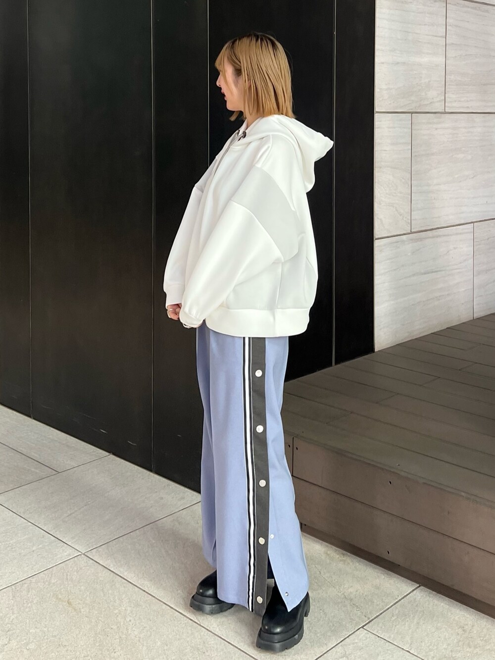 「スウェット、スポーツミックス、パーカー、フーディー、スラックス、ラインパンツ、カラーパンツ」｜「CITY TOKYOのバイカラーダンボールフーディースウェット（パーカー、ホワイト系）」を使った、福田優花さん（レディース・163cm）の秋コーディネートの2枚目の写真