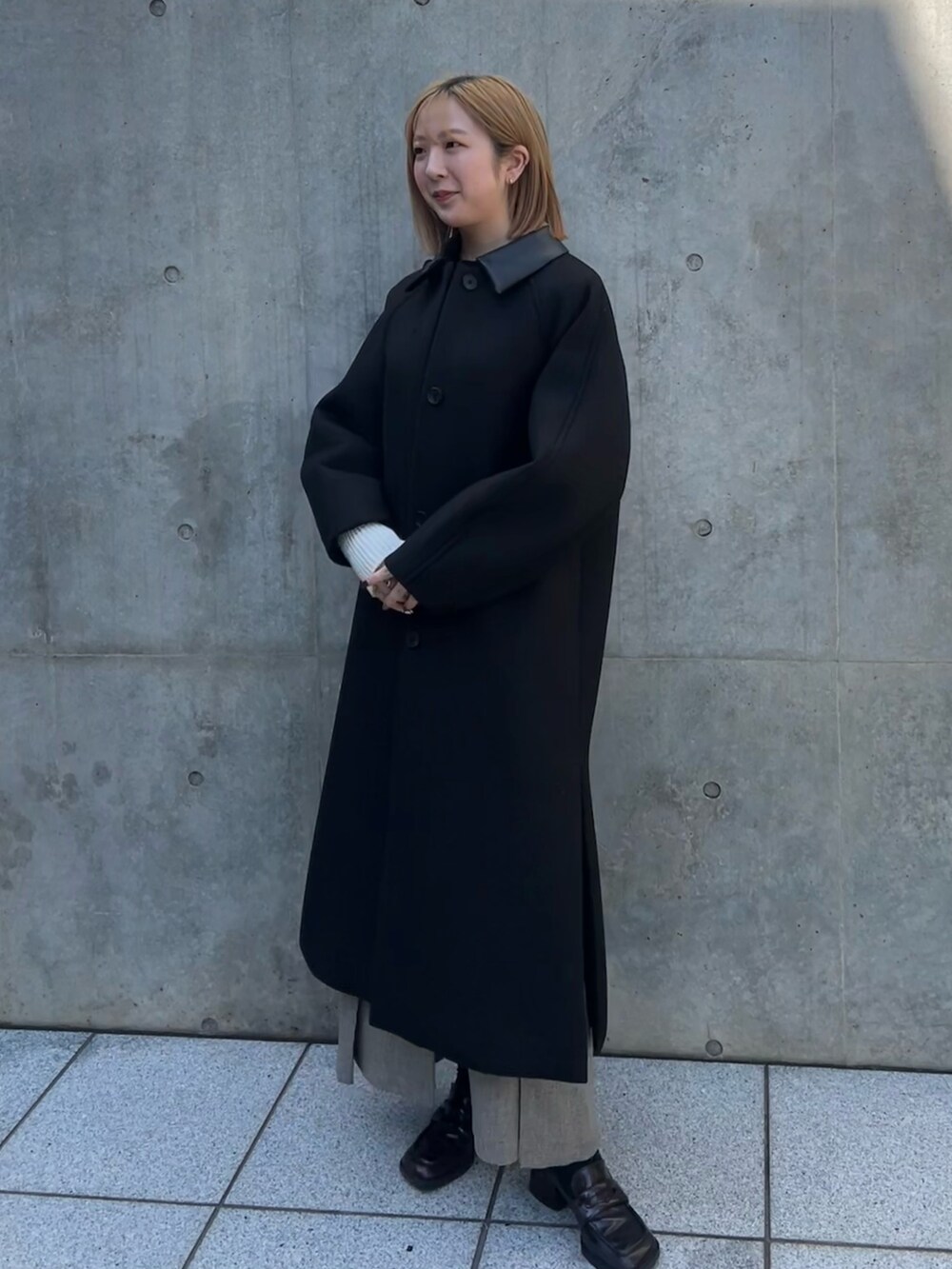 「ロングコート」｜「PUBLIC TOKYOのツイードボンディングコート（ステンカラーコート、ブラック系）」を使った、福田優花さん（レディース・163cm）の秋コーディネートの3枚目の写真