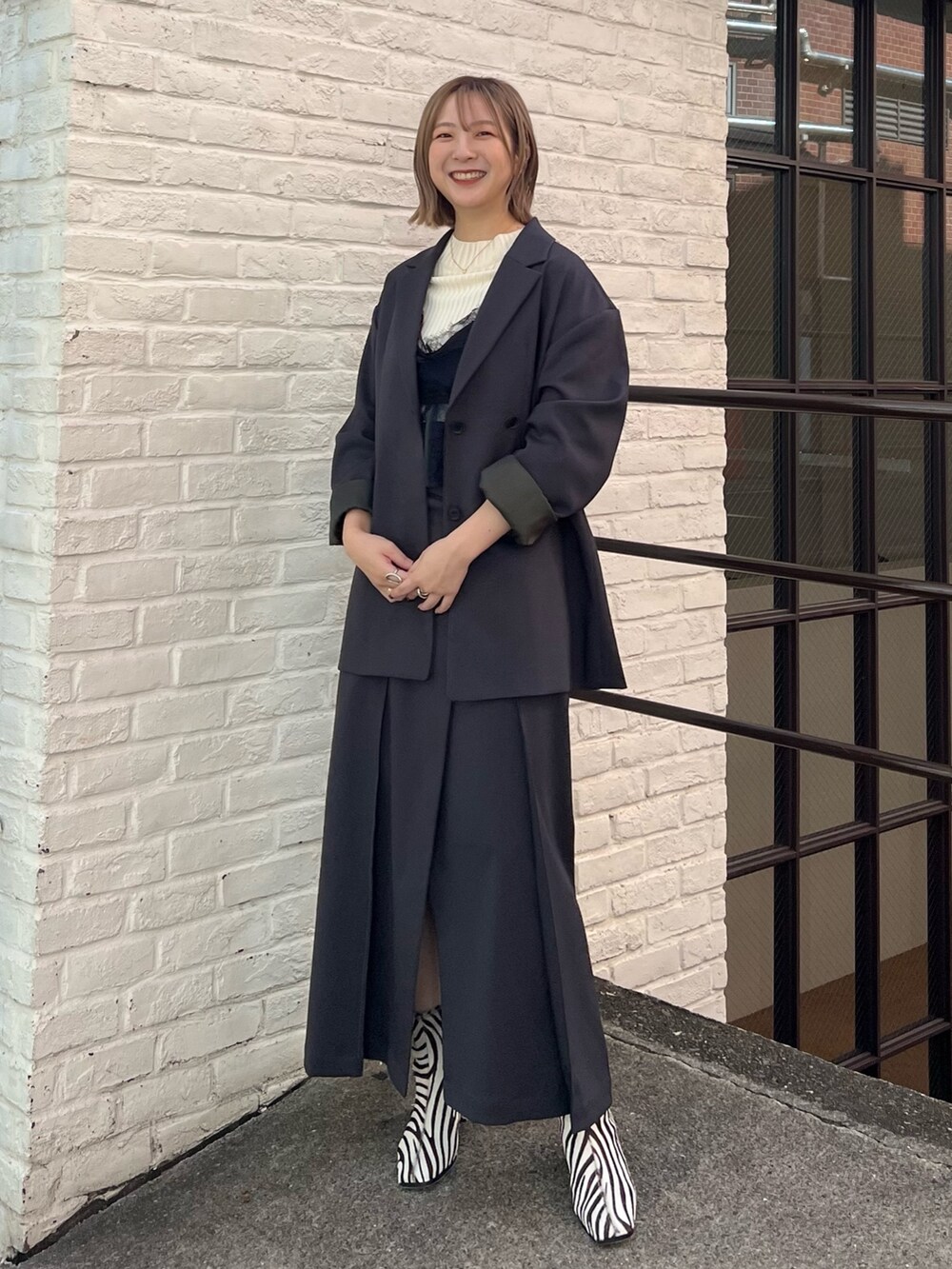 「PUBLIC TOKYOのウーリートラペーズスカート（スカート、グレー系）」を使った、福田優花さん（レディース・163cm）の秋コーディネートの4枚目の写真