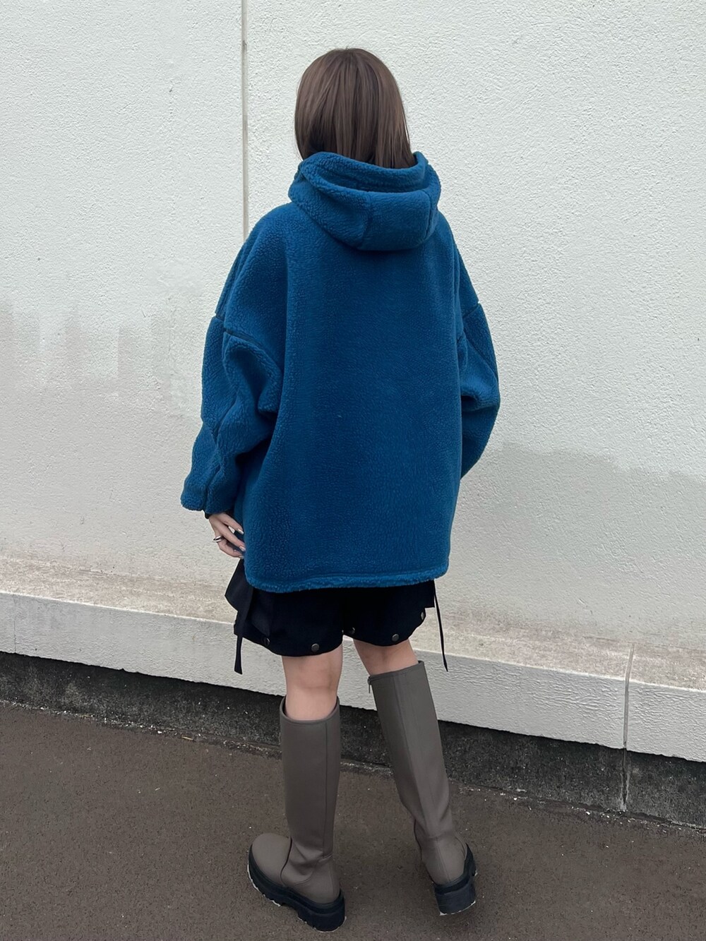 「ボアジャケット、ショーツ、ロングブーツ」｜「CITY TOKYOの【限定アイテム】マルチスリットストレートパンツ（その他パンツ、ブラック系）」を使った、福田優花さん（レディース・163cm）の秋コーディネートの3枚目の写真