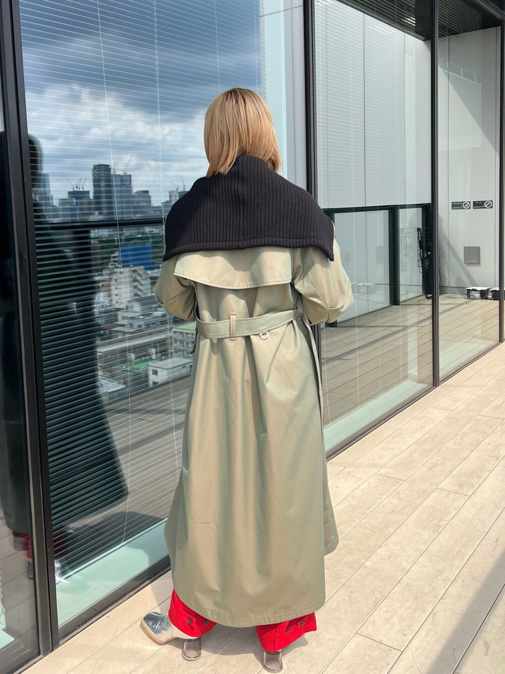 「publictokyo、トレンチコート」｜「PUBLIC TOKYOのハイクラストレンチコート（トレンチコート、グリーン系）」を使った、福田優花さん（レディース・163cm）の秋コーディネートの2枚目の写真