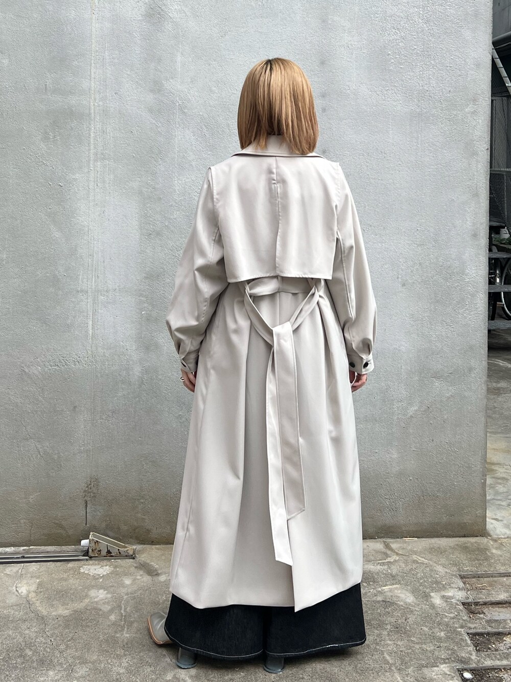 「トレンチコート、秋アウター、ロングコート」｜「PUBLIC TOKYOのオーバーヨークトレンチコート（トレンチコート、ベージュ系）」を使った、福田優花さん（レディース・163cm）の秋コーディネートの3枚目の写真