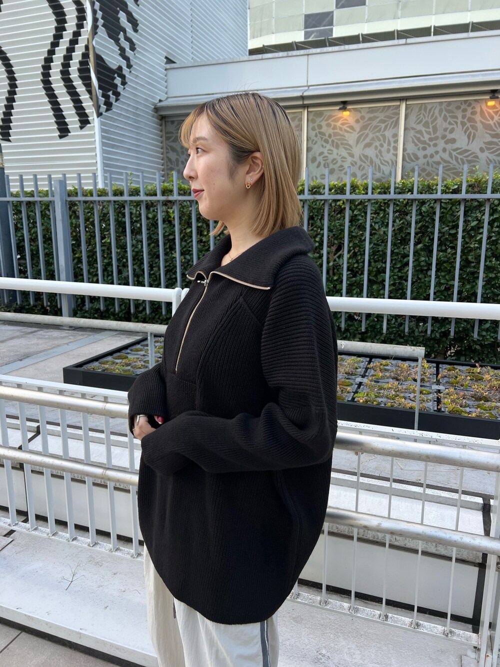 「ハーフジップ、ニット、オーバーニット、ラインパンツ、ワイドパンツ」｜「CITY TOKYOのハーフZIPオーバーニットトップス（ニット/セーター、ブラック系）」を使った、福田優花さん（レディース・163cm）の秋コーディネートの3枚目の写真
