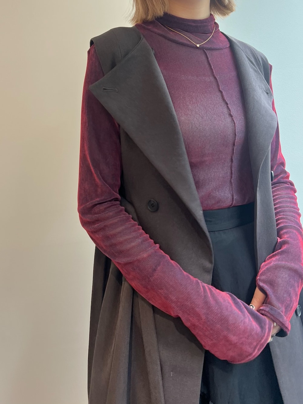 グレー系のワンピースを着用したレディースの秋コーディネートの5枚目の写真