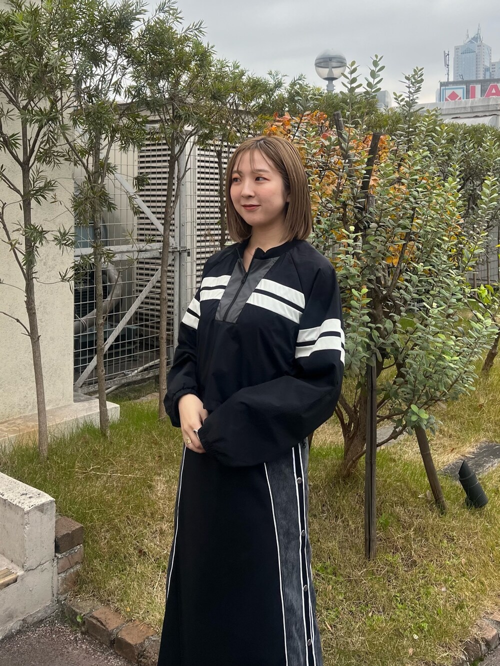 「クロップドトップス、ロングスカート、ロングブーツ」｜「CITY TOKYOのハーフジップショートピステ（Tシャツ/カットソー、ブラック系）」を使った、福田優花さん（レディース・163cm）の冬コーディネートの5枚目の写真