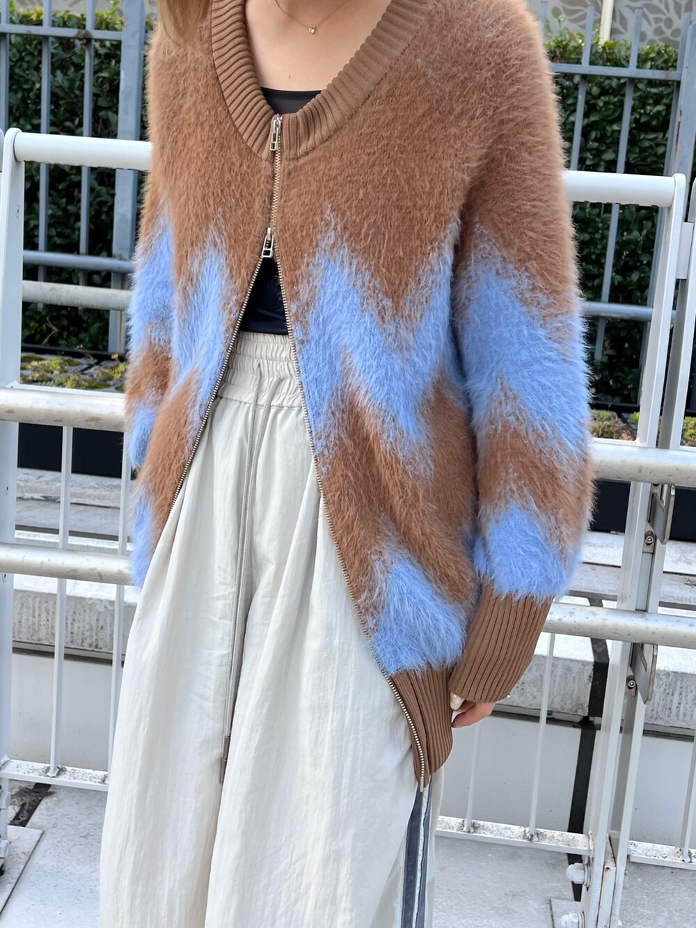 「モヘアニット、カーディガン、ニットカーディガン、ラインパンツ、ワイドパンツ」｜「CITY TOKYOのサイドラインシャカシャカワイドパンツ（その他パンツ、ベージュ系）」を使った、福田優花さん（レディース・163cm）の秋コーディネートの4枚目の写真