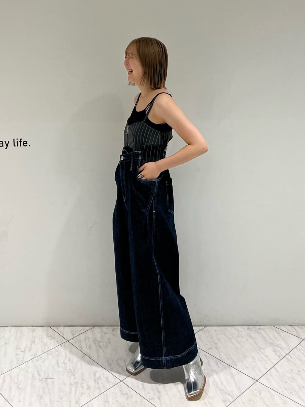 「PUBLIC TOKYOのホールデニムオールインワン（サロペット/オーバーオール、ブルー系）」を使った、福田優花さん（レディース・163cm）の秋コーディネートの5枚目の写真