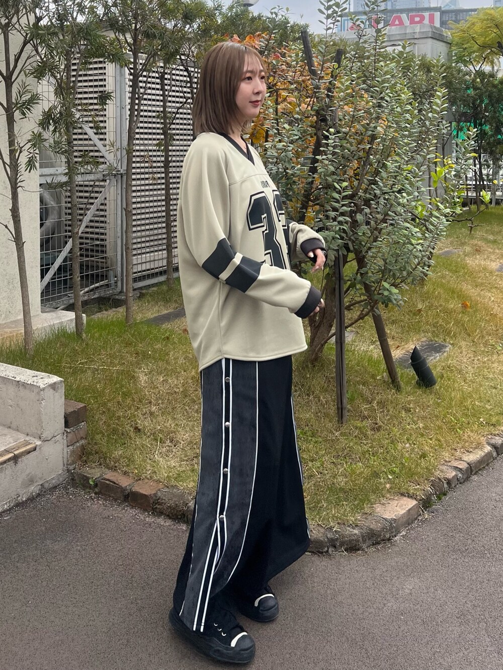 「ナンバリング、ラインスカート、ロングスカート」｜「CITY TOKYOのナンバープリントロンTEE（Tシャツ/カットソー、ベージュ系）」を使った、福田優花さん（レディース・163cm）の冬コーディネートの2枚目の写真