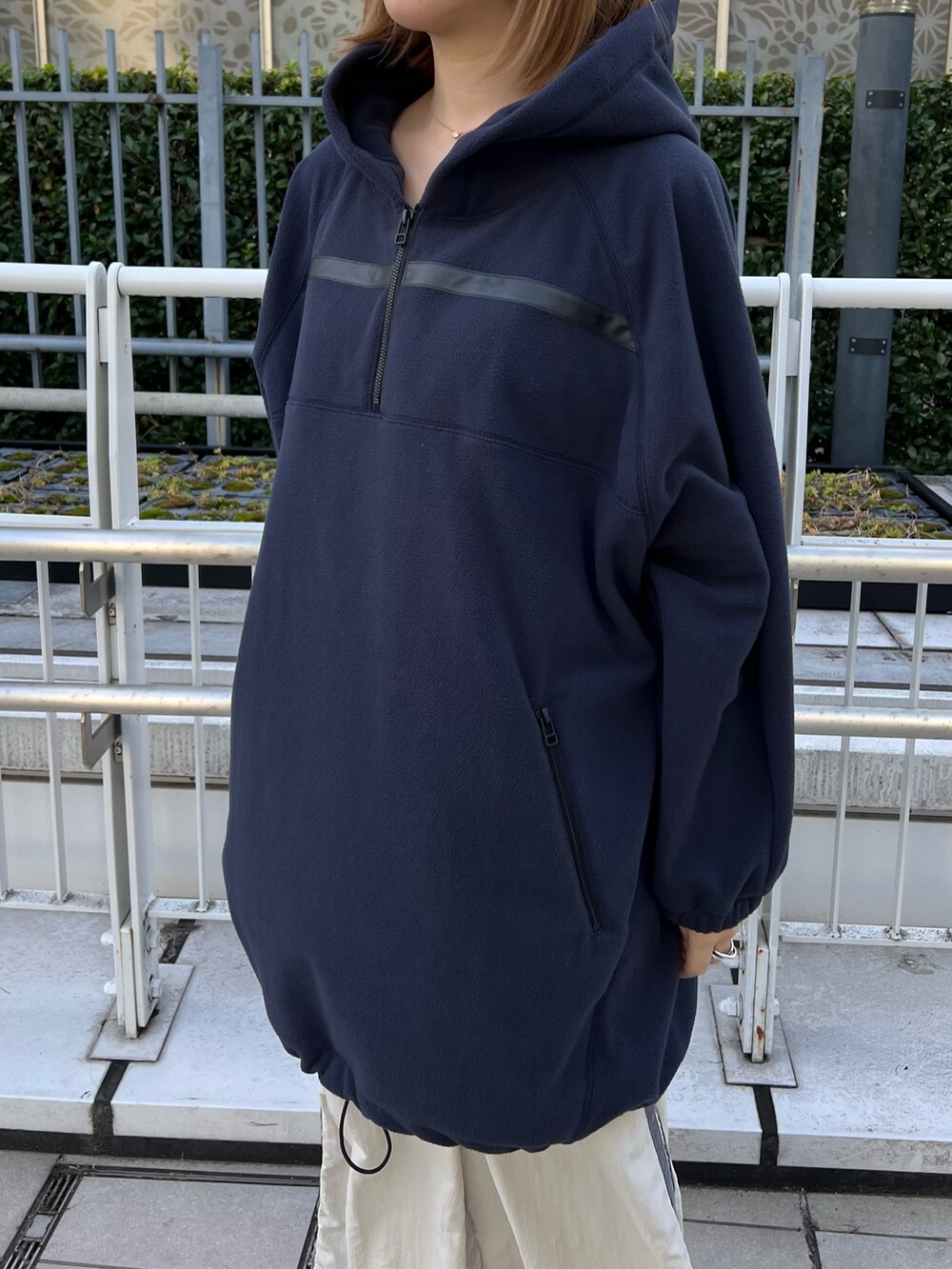 「パンツスタイル、パーカー、フリース」｜「CITY TOKYOのハーフジップフリースオーバーパーカー（パーカー、ブルー系）」を使った、福田優花さん（レディース・163cm）の秋コーディネートの6枚目の写真