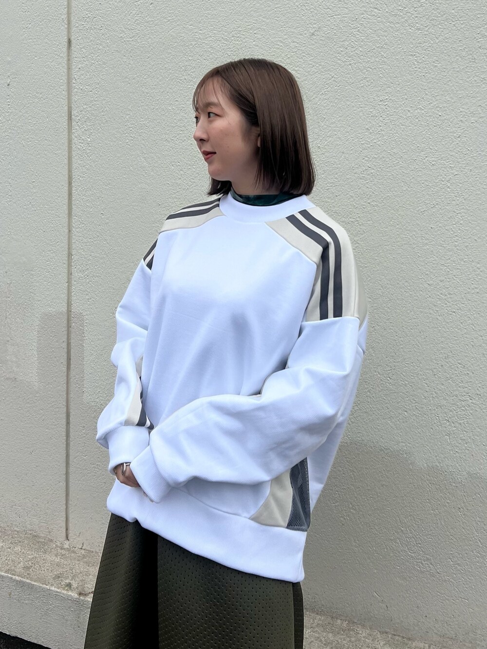 「ファッションを楽しもう、スウェット、フレアスカート」｜「CITY TOKYOのアクティブラインスウェットトップス（スウェット、ホワイト系）」を使った、福田優花さん（レディース・163cm）の秋コーディネートの5枚目の写真