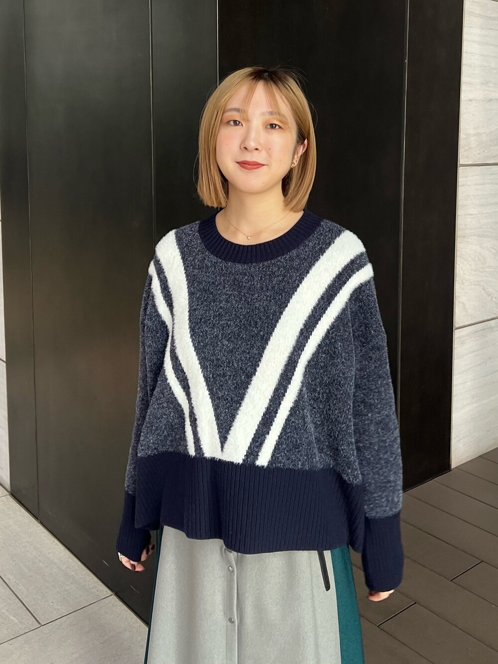 「スポーツミックス、ニット、ショート丈トップス、フレアスカート、ラインスカート」｜「CITY TOKYOのダブルラインショートニットトップス（ニット/セーター、ブルー系）」を使った、福田優花さん（レディース・163cm）の秋コーディネートの5枚目の写真