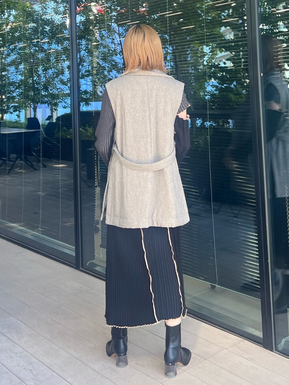 その他のダウンベスト、ブラック系のワンピースを着用したレディースの秋コーディネートの2枚目の写真