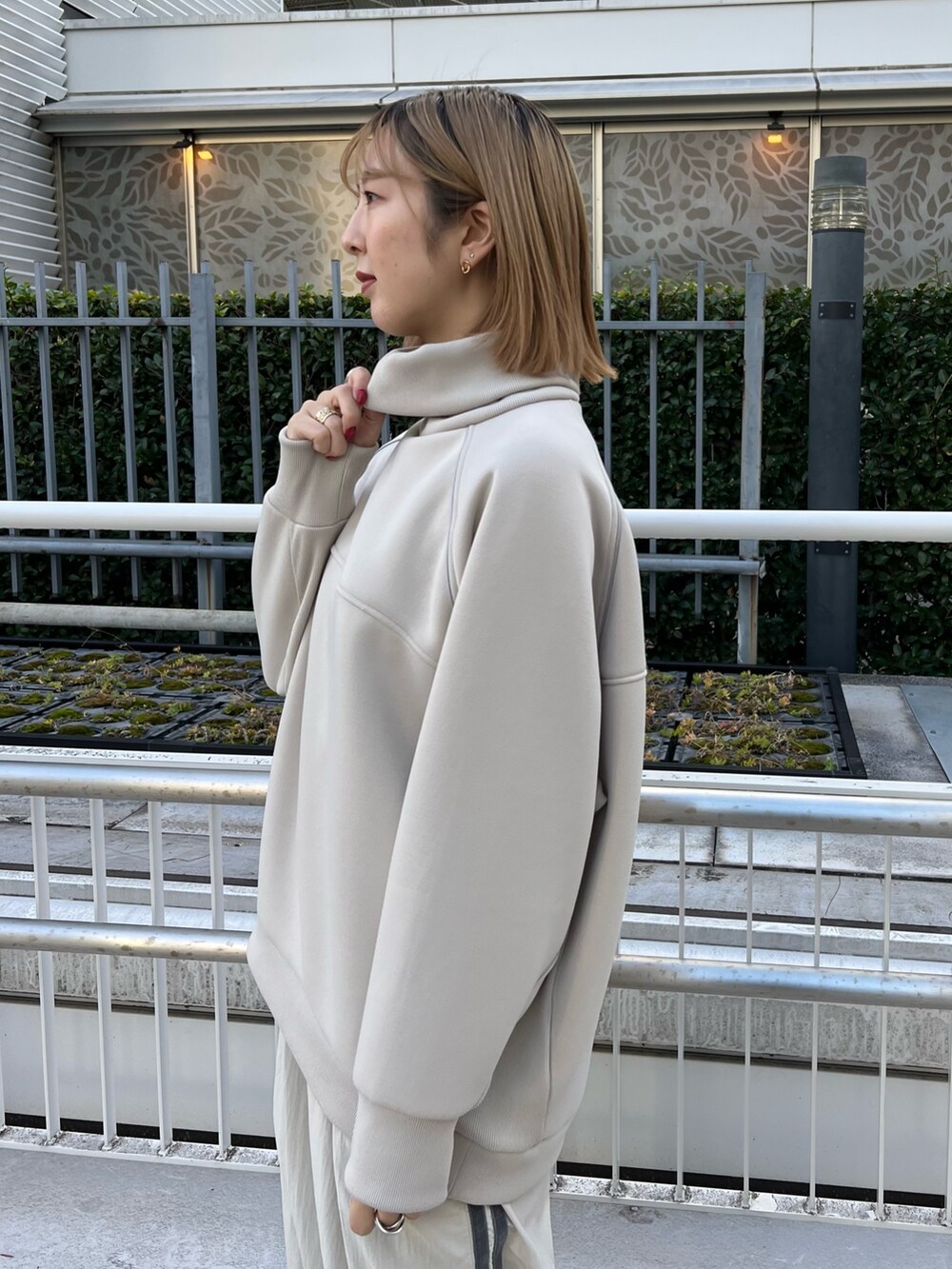 「ジャケット、ジャケットスタイル、スウェット」｜「CITY TOKYOのオーバージャージラインジャケット（テーラードジャケット、グリーン系）」を使った、福田優花さん（レディース・163cm）の秋コーディネートの6枚目の写真