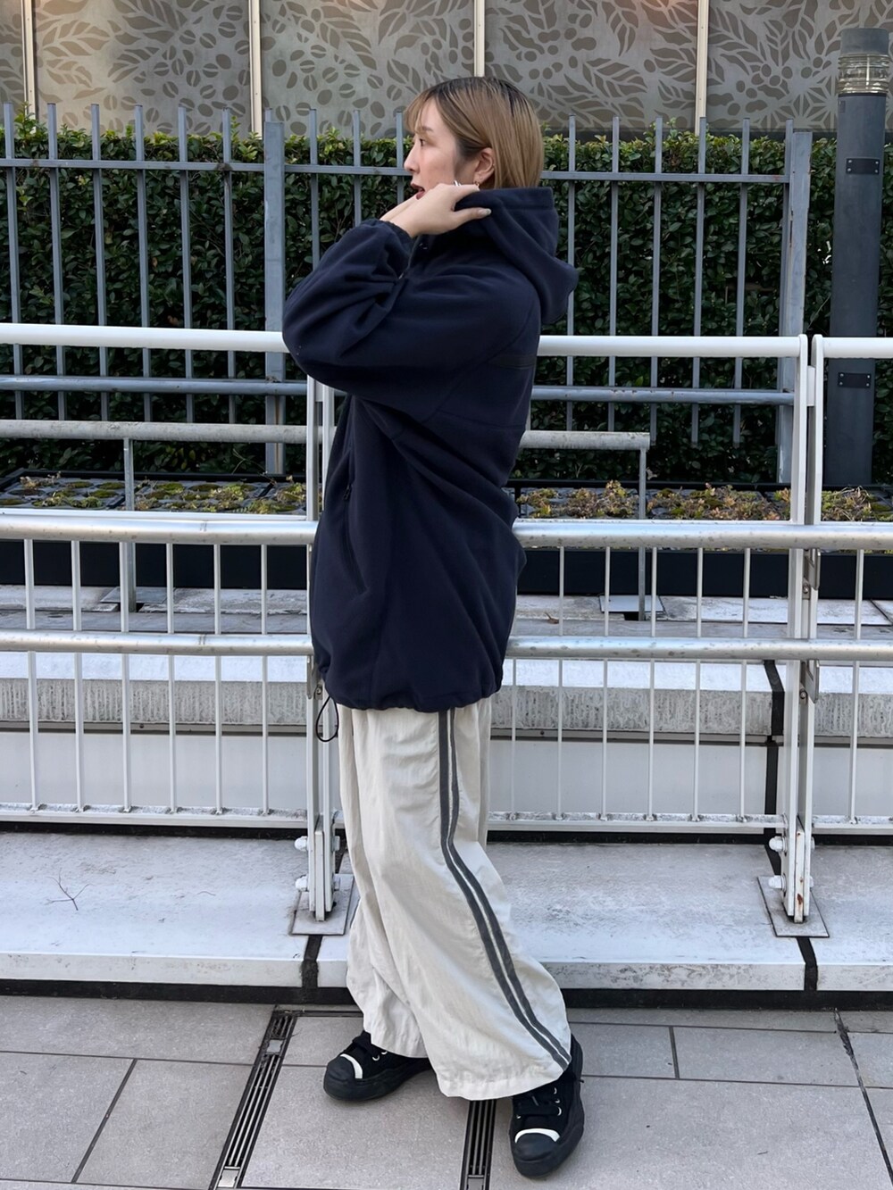 「パンツスタイル、パーカー、フリース」｜「CITY TOKYOのハーフジップフリースオーバーパーカー（パーカー、ブルー系）」を使った、福田優花さん（レディース・163cm）の秋コーディネートの2枚目の写真