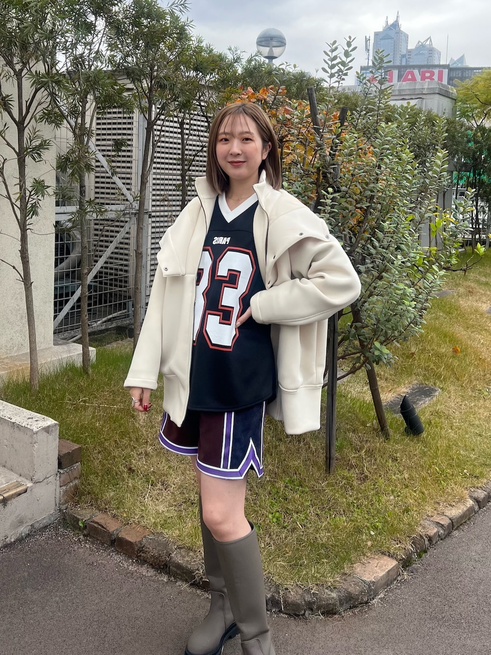 「ファッションを楽しもう、ナンバリング、バスパン、ショーツ」｜「CITY TOKYOのダンボールフーディーブルゾン（ブルゾン、ホワイト系）」を使った、福田優花さん（レディース・163cm）の冬コーディネートの5枚目の写真