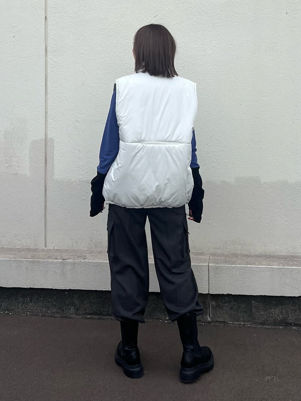 「ダウンベスト、カーゴパンツ」｜「CITY TOKYOのウールライクパラシュートカーゴパンツ（カーゴパンツ、グレー系）」を使った、福田優花さん（レディース・163cm）の秋コーディネートの4枚目の写真