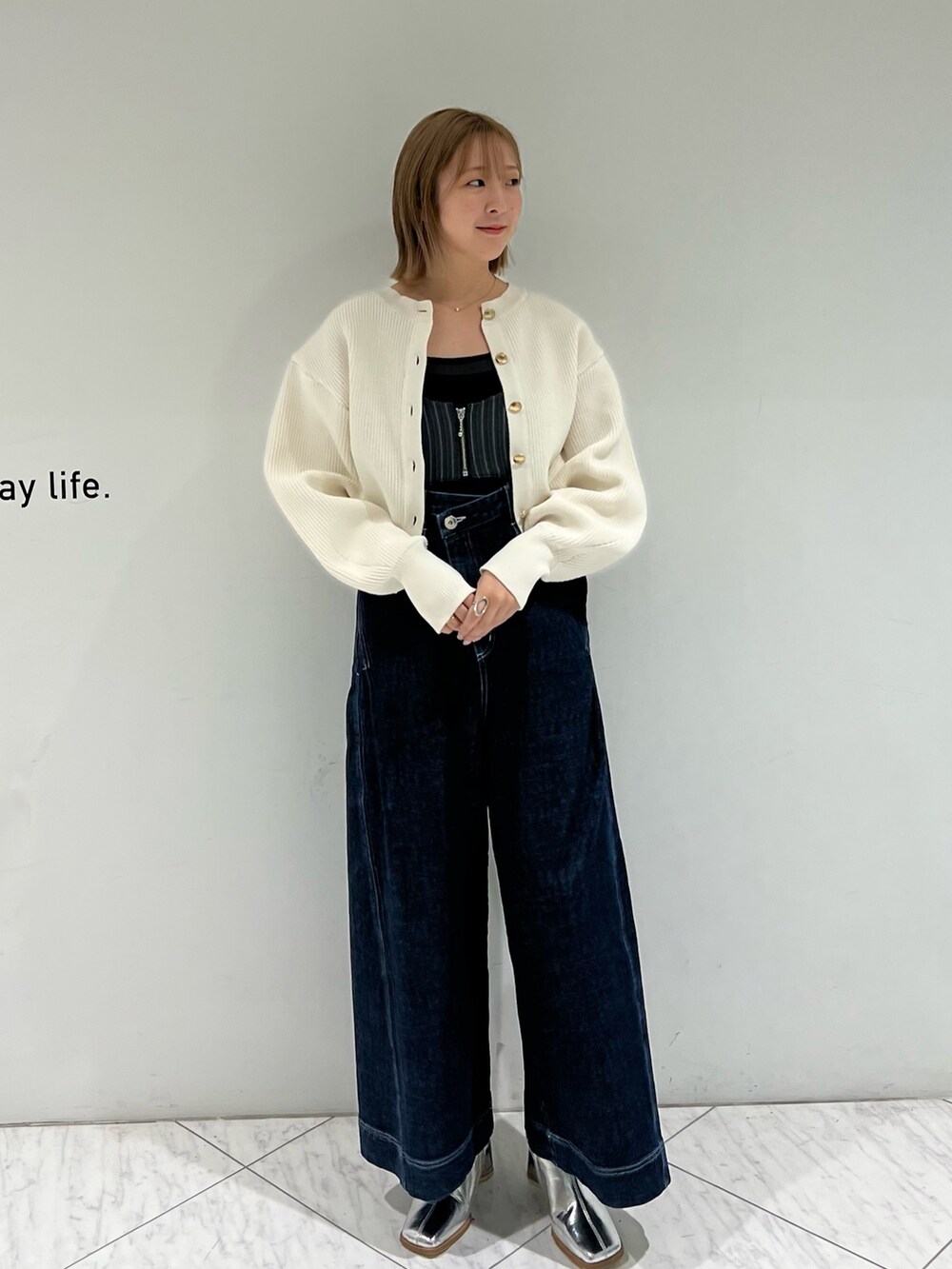 「PUBLIC TOKYOのホールデニムオールインワン（サロペット/オーバーオール、ブルー系）」を使った、福田優花さん（レディース・163cm）の秋コーディネートの2枚目の写真