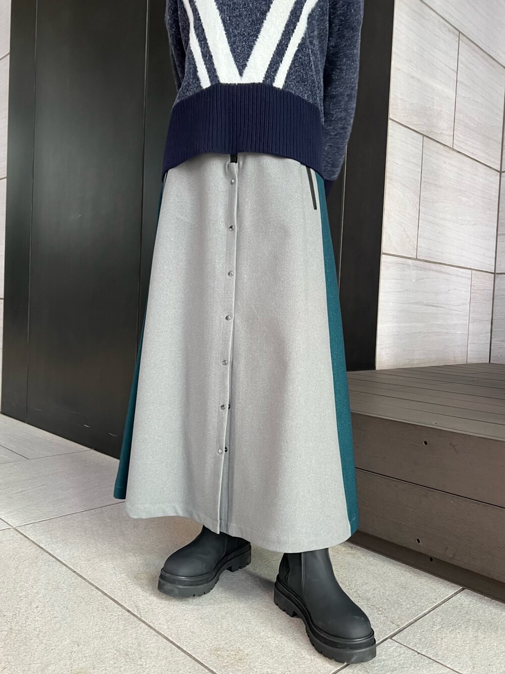 「スポーツミックス、ニット、ショート丈トップス、フレアスカート、ラインスカート」｜「CITY TOKYOのダブルラインショートニットトップス（ニット/セーター、ブルー系）」を使った、福田優花さん（レディース・163cm）の秋コーディネートの4枚目の写真