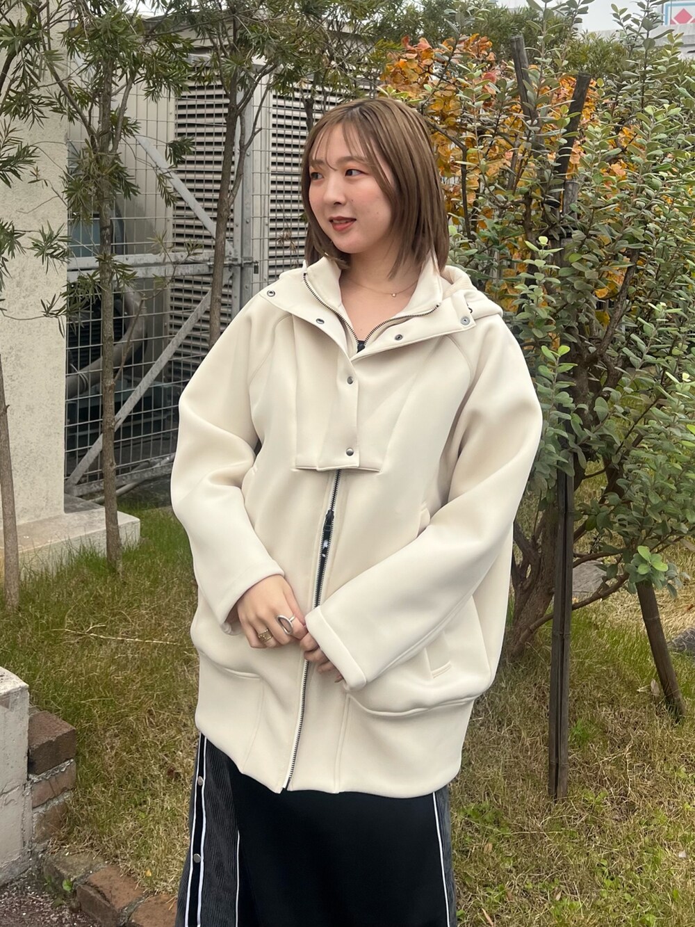 「ブルゾン、ロングスカート」｜「CITY TOKYOのダンボールフーディーブルゾン（ブルゾン、ホワイト系）」を使った、福田優花さん（レディース・163cm）の冬コーディネートの6枚目の写真