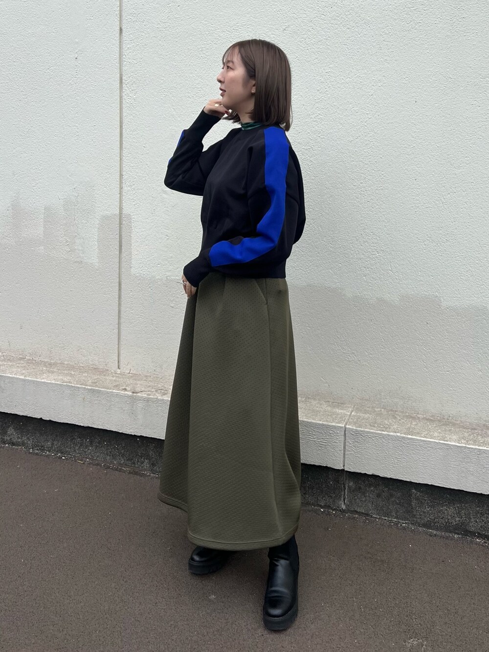 「ニット、スカート」｜「CITY TOKYOのパリランドスケープシアートップス（Tシャツ/カットソー、グリーン系）」を使った、福田優花さん（レディース・163cm）の冬コーディネートの2枚目の写真