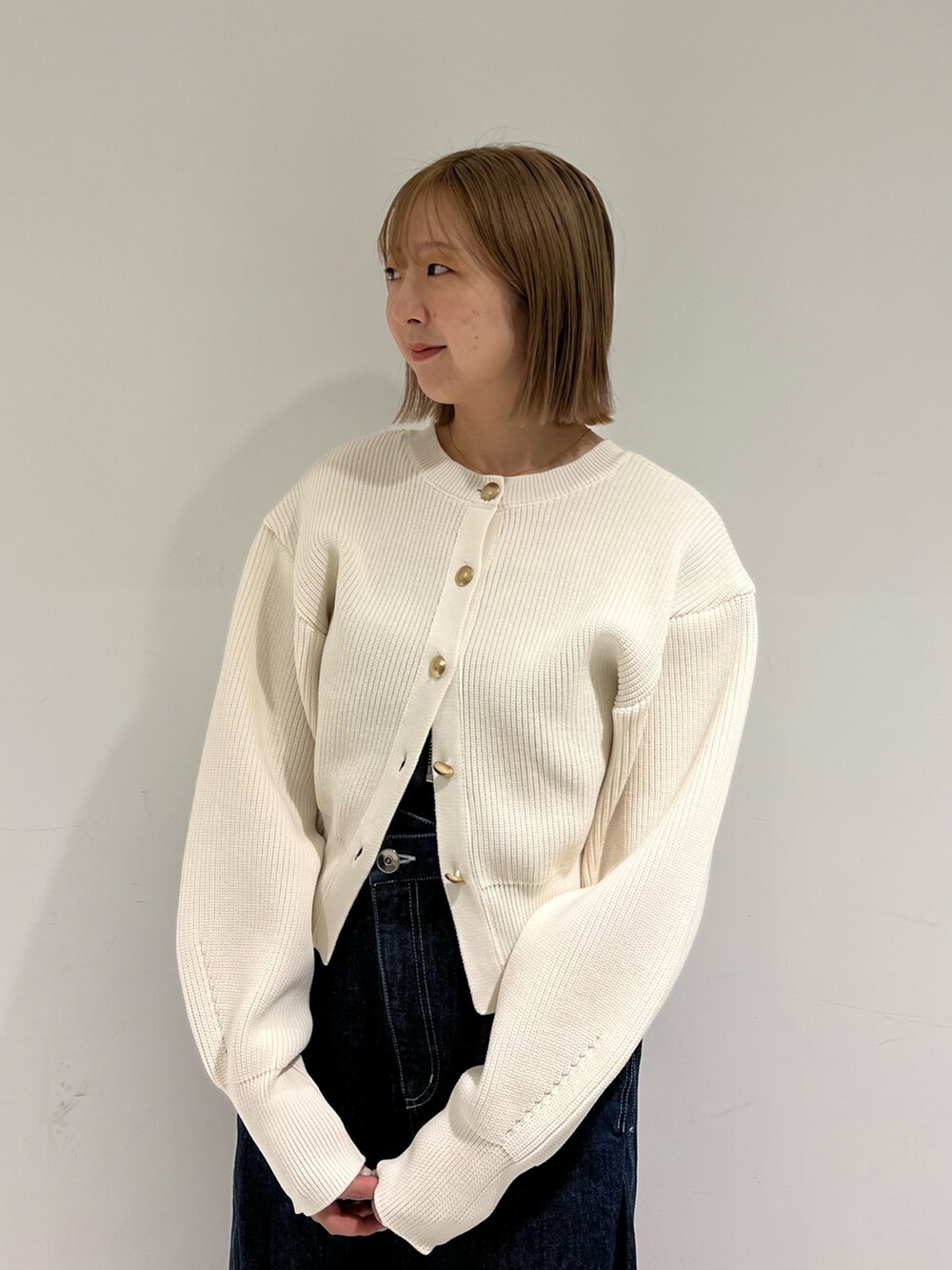 ベージュ系のカーディガン/ボレロを着用したレディースの秋コーディネートの5枚目の写真