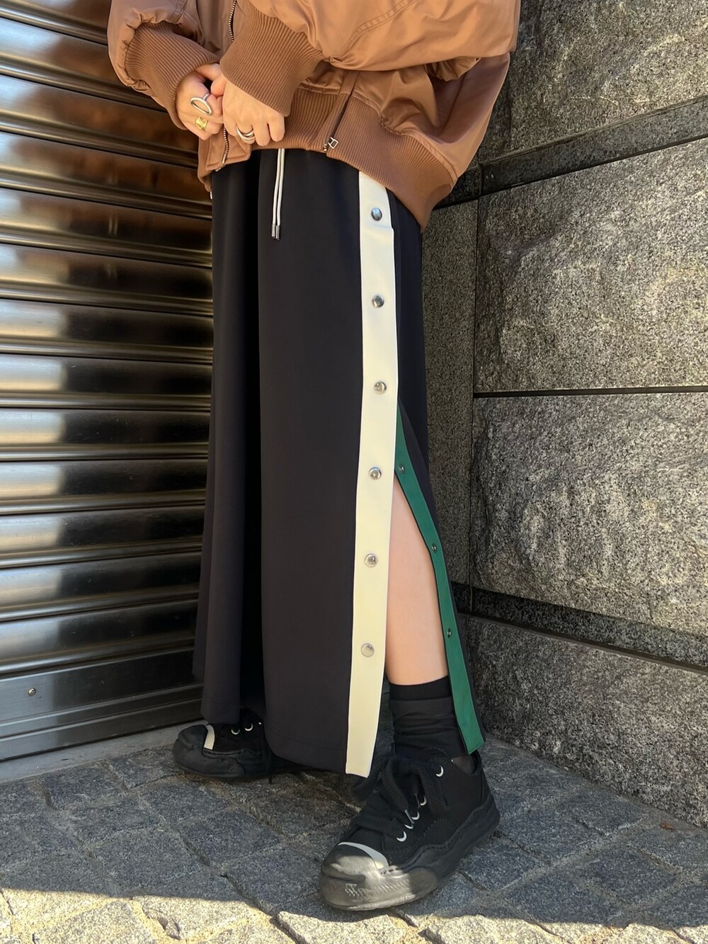 「スポーツミックス、MA-1、ワンピース」｜「CITY TOKYOのバイカラーライニングMA-1ブルゾン（MA-1、ブラウン系）」を使った、福田優花さん（レディース・163cm）の秋コーディネートの5枚目の写真