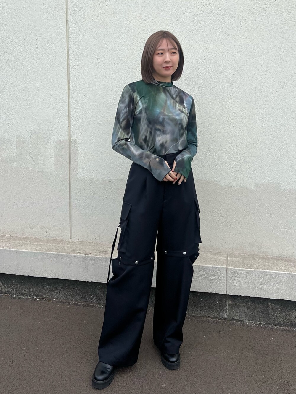 「パンツスタイル」｜「CITY TOKYOのパリランドスケープシアートップス（Tシャツ/カットソー、グリーン系）」を使った、福田優花さん（レディース・163cm）の冬コーディネートの2枚目の写真