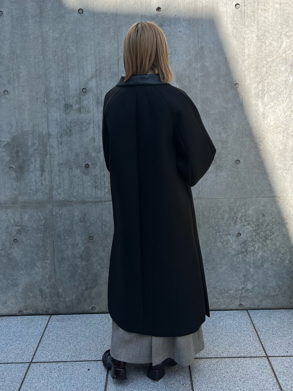 「ロングコート」｜「PUBLIC TOKYOのツイードボンディングコート（ステンカラーコート、ブラック系）」を使った、福田優花さん（レディース・163cm）の秋コーディネートの4枚目の写真