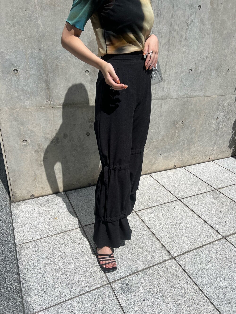 ブラック系のその他パンツを着用したレディースの夏コーディネートの4枚目の写真
