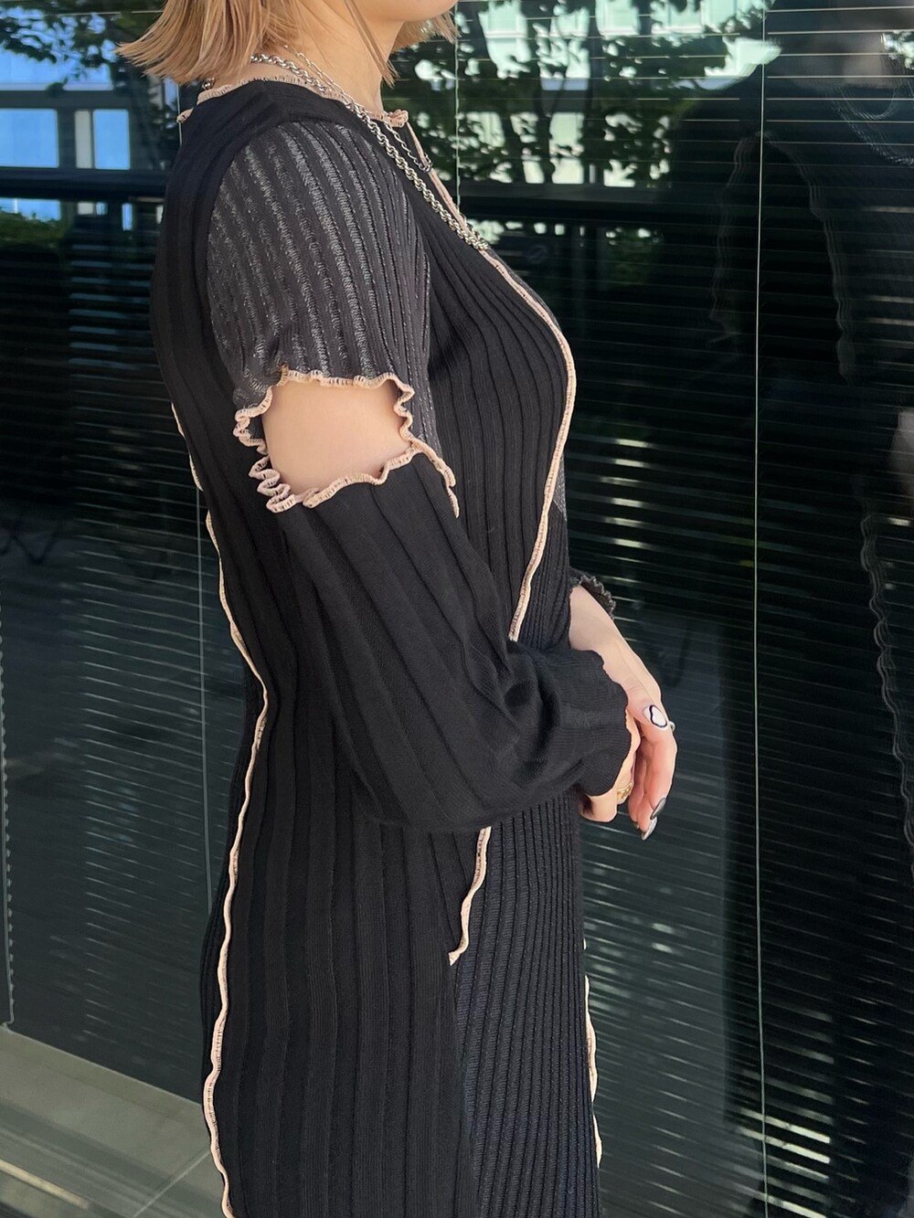 その他のダウンベスト、ブラック系のワンピースを着用したレディースの秋コーディネートの8枚目の写真