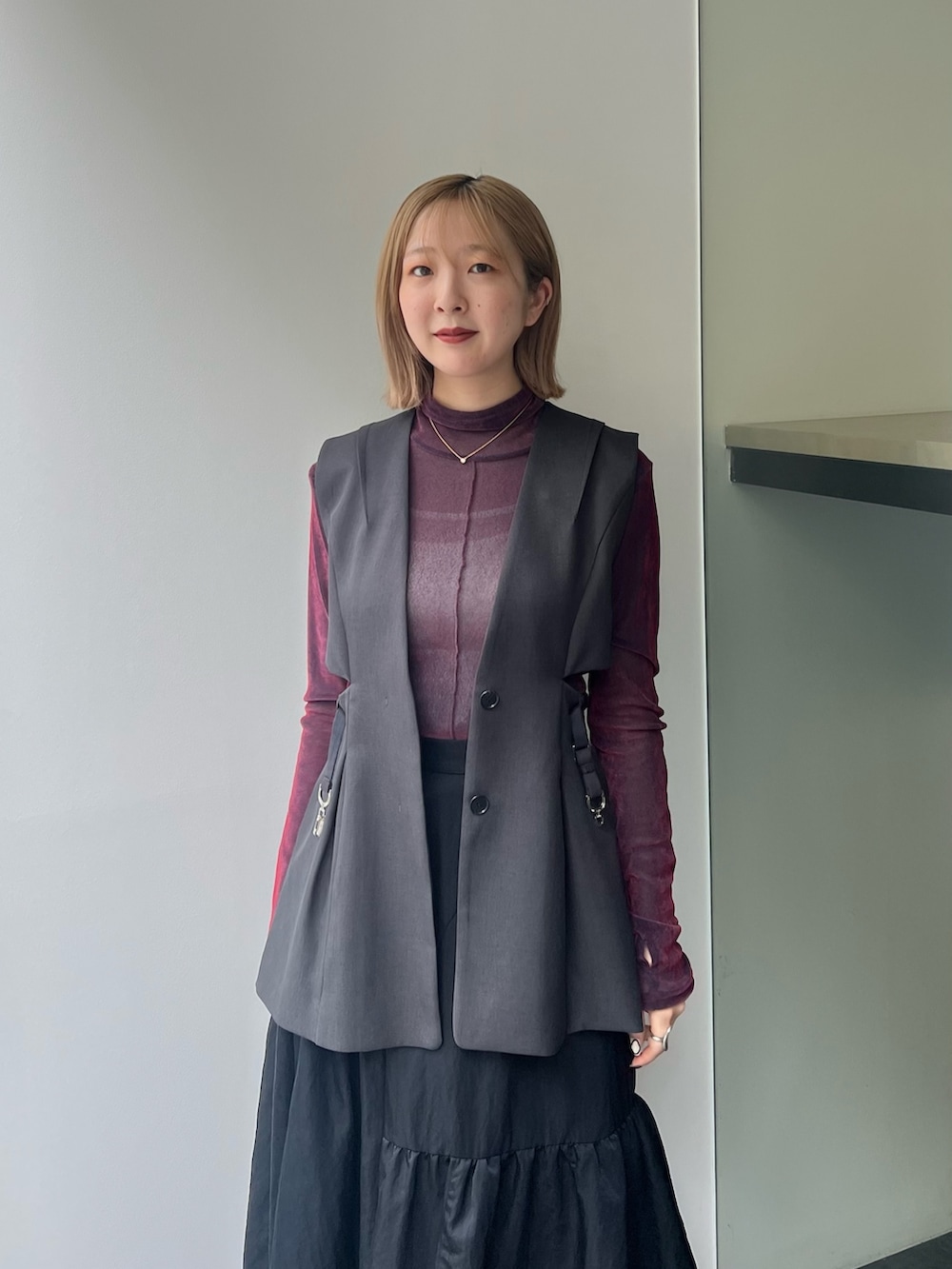 「ジレ、ベロア、シアートップス、ブラックスカート、黒スカート、フレアスカート」｜「PUBLIC TOKYOのパウダーツイルベルテッドジレ（ノーカラージャケット、グレー系）」を使った、福田優花さん（レディース・163cm）の秋コーディネートの4枚目の写真