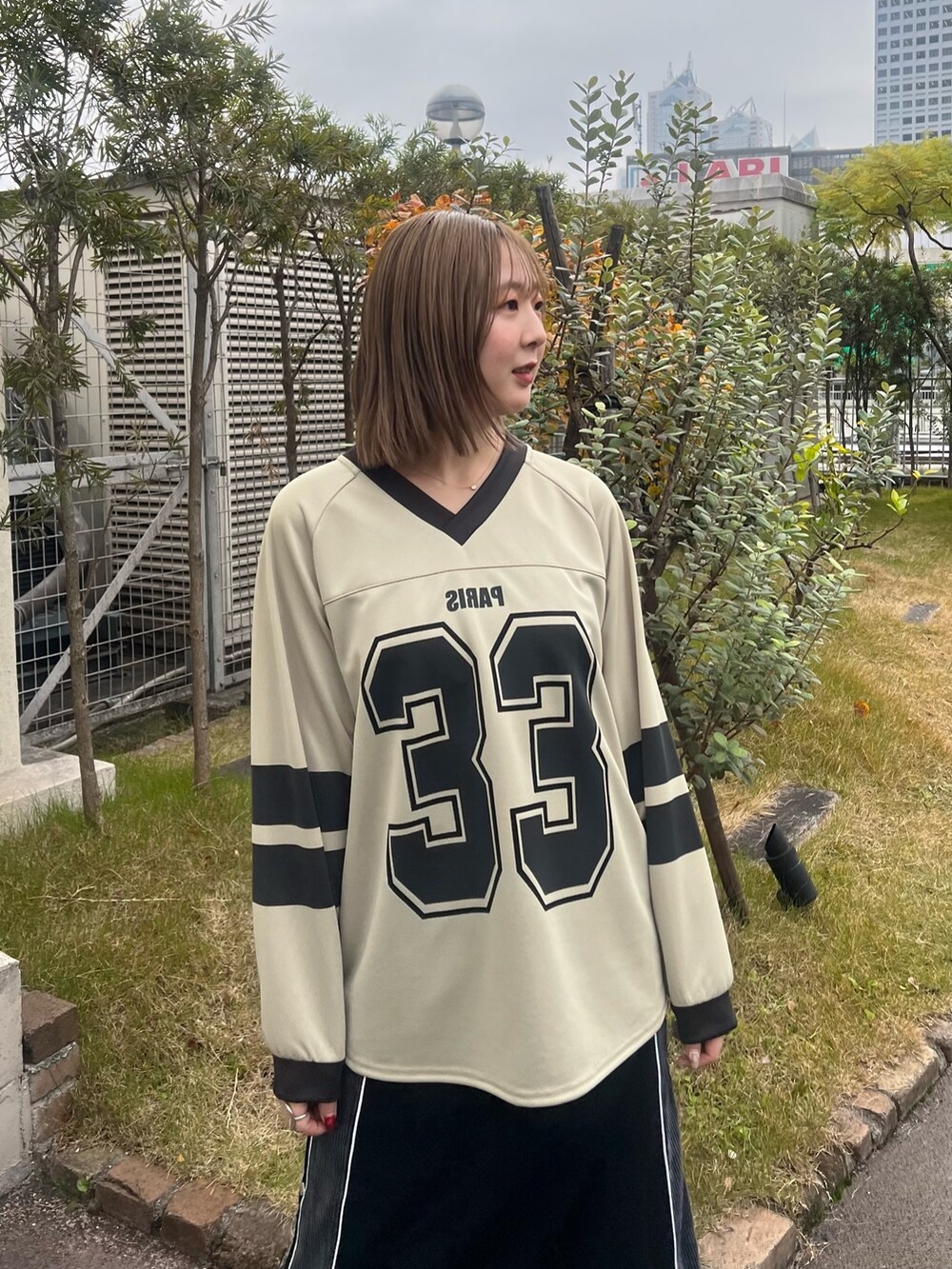 「ナンバリング、ラインスカート、ロングスカート」｜「CITY TOKYOのナンバープリントロンTEE（Tシャツ/カットソー、ベージュ系）」を使った、福田優花さん（レディース・163cm）の冬コーディネートの5枚目の写真