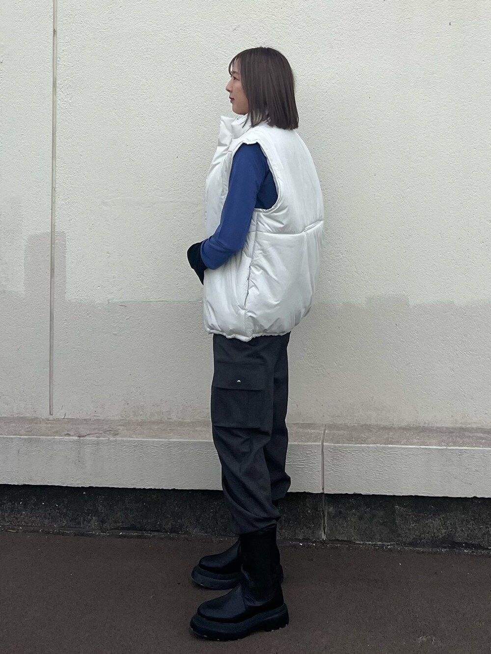 「ダウンベスト、カーゴパンツ」｜「CITY TOKYOのウールライクパラシュートカーゴパンツ（カーゴパンツ、グレー系）」を使った、福田優花さん（レディース・163cm）の秋コーディネートの2枚目の写真