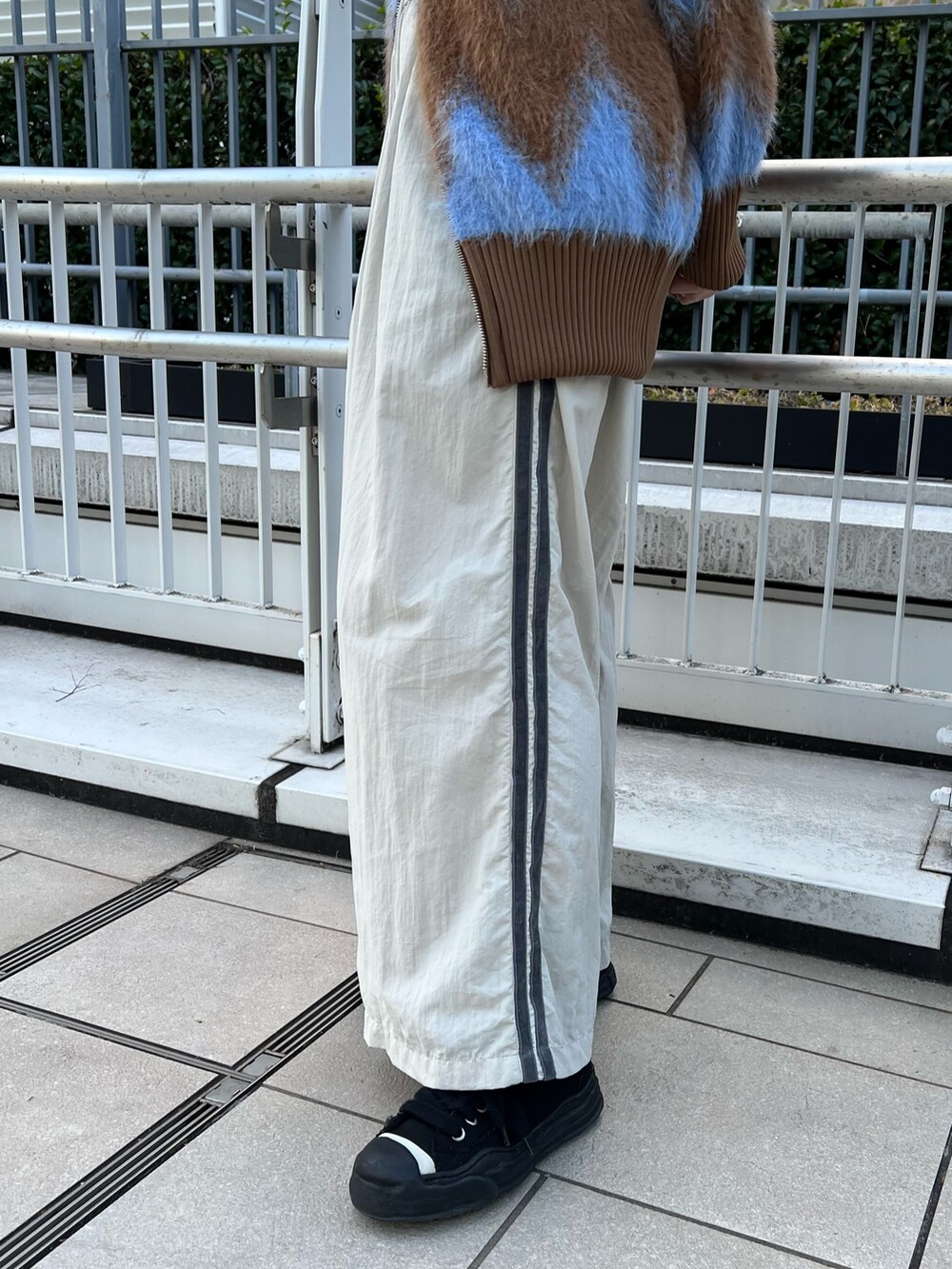 「モヘアニット、カーディガン、ニットカーディガン、ラインパンツ、ワイドパンツ」｜「CITY TOKYOのサイドラインシャカシャカワイドパンツ（その他パンツ、ベージュ系）」を使った、福田優花さん（レディース・163cm）の秋コーディネートの5枚目の写真