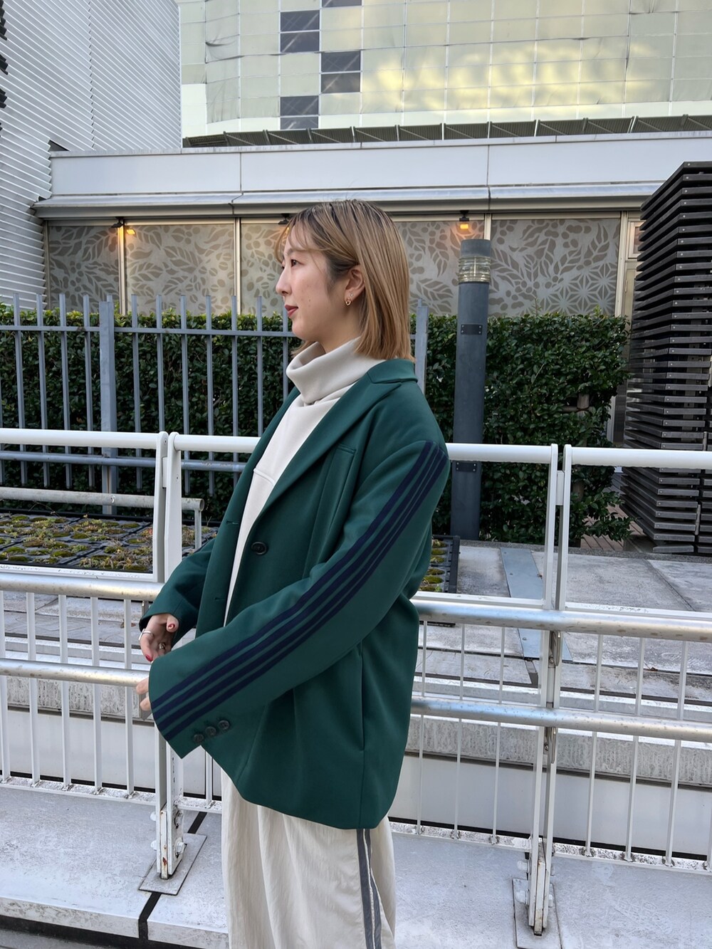 「ジャケット、ジャケットスタイル、スウェット」｜「CITY TOKYOのオーバージャージラインジャケット（テーラードジャケット、グリーン系）」を使った、福田優花さん（レディース・163cm）の秋コーディネートの4枚目の写真